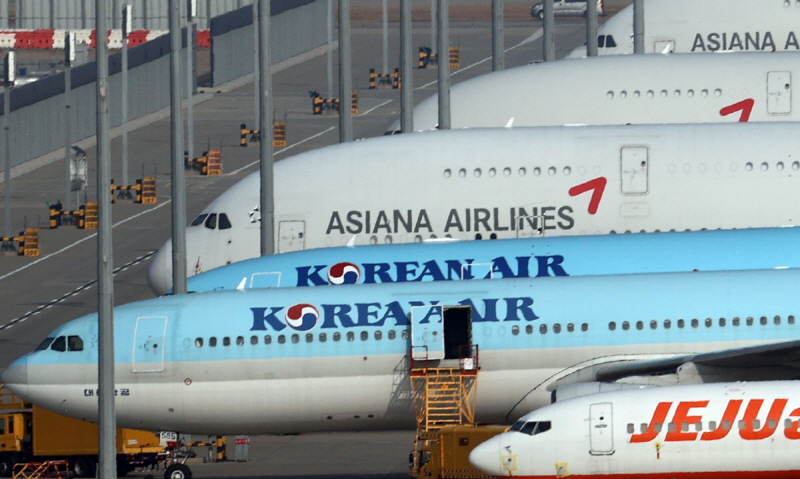 인천국제공항 계류장에 대한항공과 아시아나항공 항공기들이 서있는 모습.