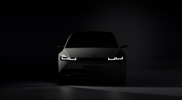 현대자동차가 13일 전용 전기차 브랜드 아이오닉의 첫 번째 모델인 '아이오닉 5(IONIQ 5, 아이오닉 파이브)'의 외부 티저 이미지를 공개했다