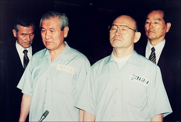 전두환·노태우 두 전직 대통령이 1996년 8월 재판부(1심)의 판결을 기다리고 있다. 이들은 이날 각각 '사형'과 '징역 22년6월'을 선고 받았다. (사진=연합뉴스)
