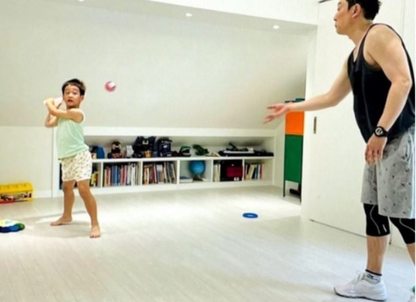 방송인 이휘재가 두 자녀와 방 안에서 야구 놀이를 하는 모습(사진=유튜브 캡처)