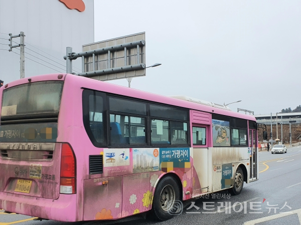 ◇가평군 농어촌버스 외벽에 부착된 '가평자이'는  분양홍보 스티커 광고. (사진=이준혁 기자)