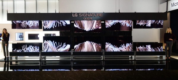 LG전자가 지난해 1월 미국 라스베이거스에서 열린 CES 2020 전시회에서 세계 최초로 화면이 위에서 아래로 내려오는 롤다운 방식과 아래서 위로 올라오는 롤업 방식의 롤러블 TV 'LG 시그니처 올레드 R'를 시연해 관람객들의 이목을 집중시켰다. LG전자 제공