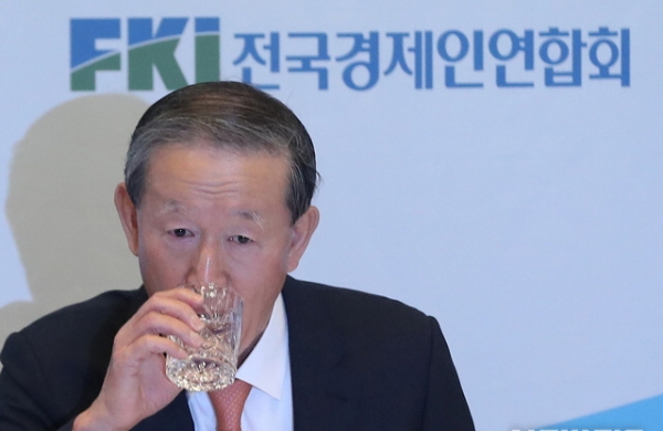 허창수 전국경제인연합회 회장이 27일 서울 영등포구 전경련회관 컨퍼런스홀에서 열린 전경련 제58회 정기총회에서 물을 마시고 있다.