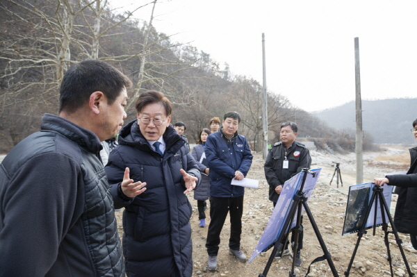 연천+아미천+정비현장에서+불법시설물+철거와+복원+현황에+대해+지역주민에게+설명중인+이재명+지사