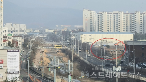 <strong>◇용인경전철 전동차 내에서 바라본 '힐스테이트 용인 둔전역' 현장. 금어천을 경계로 북쪽(사진 좌측)은 둔전로 및 포곡읍 둔전리, 남쪽(사진 우측)은 금어로 및 고림동이다. 양 도로 다 컨테이너 수송도 가능한 대형 화물차가 자주 다니는 도로나, 화물차는 상대적으로 금어로에 많다. </strong>(사진=이준혁 기자)