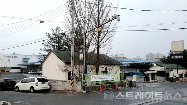 ◇'힐스테이트 용인 둔전역' 주출입구 앞에는 금어천을 횡단하는 교량인 포용교가 있다. 포용교를 건너면 이마트의 용인물류센터가 있고, 덕분에 '힐스테이트 용인 둔전역' 북쪽의 금어로에는 컨테이너 수송이 가능한 대형 화물차가 밤낮 구분 없이 빈번하게 운행 중이다. (사진=이준혁 기자)