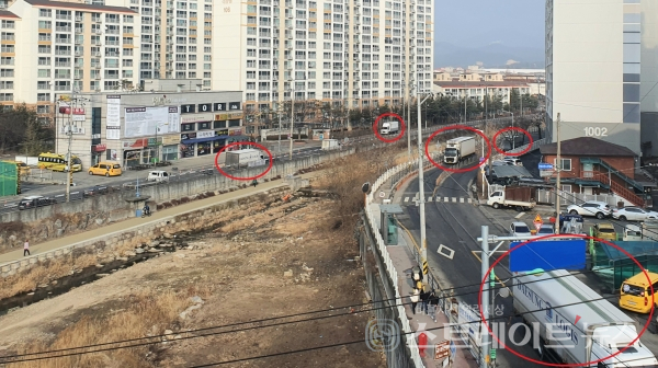 <strong>◇용인경전철 전동차 안에서 서→동 구도로 촬영한 사진. 금어천을 경계로 북쪽(사진 좌측)은 둔전로 및 포곡읍 둔전리, 남쪽(사진 우측)은 금어로 및 고림동이다. 양 도로 다 컨테이너 수송도 가능한 대형 화물차가 자주 다니는 도로나, 화물차는 상대적으로 금어로에 많다. 사진 우측 '1002동'의 뒤로 '힐스테이트 용인 둔전역' 단지가 지어진다. (사진=이준혁 기자)</strong>