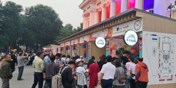 지난해 11월 베트남 하노이에서 열린 '2020 한국·베트남 문화 페어'의 K푸드 홍보존에 현지인들이 몰려 식료품을 구매하고 있다. 사진=연합뉴스