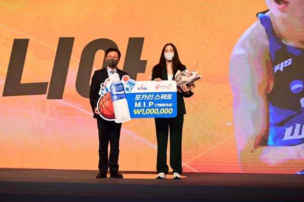 지난 25일 서울 영등포구 여의도 63컨벤션센터에서 열린 2020~2021 여자프로농구 정규리그 시상식에서 조익성 동아오츠카 대표이사와 포카리스웨트 MIP를 수상한 우리은행의 김소니아 선수가 기념촬영을 하고 있다.