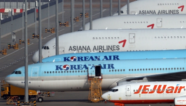 인천국제공항 계류장에 대한항공과 아시아나항공 항공기들이 서있다.