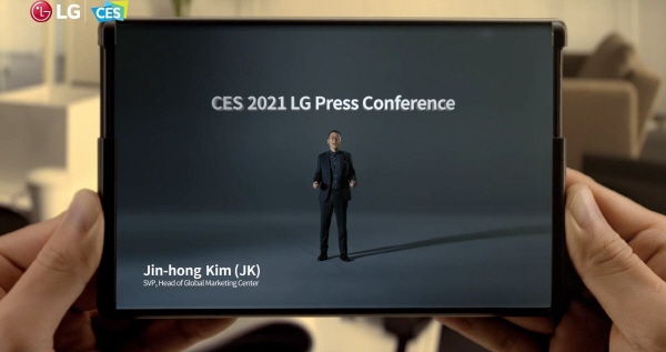 LG전자가 세계 최대 정보통신·가전 전시회인 CES 2021에서 공개한 롤러블 스마트폰의 펼쳐진 모습.