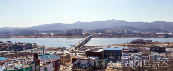 포스코건설이 4월에 분양하는 경기도 양평 '더샵 양평리버포레'의 지상 10층에서 볼 수 있는 남한강 뷰 (제공 : 포스코건설)