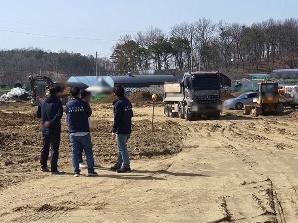 비포장도로 진입로에 살수를 하지 않고 덤프트럭을 운행하는 모습. 사진=경기도청 제공