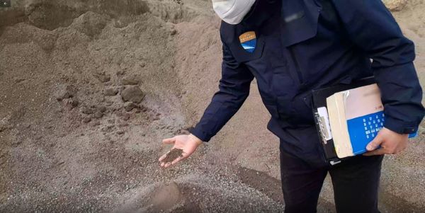 살수 미실시 흔적 확인된 모습(토사에 물기가 없을 경우 살수 조치 필요). 사진=경기도청 제공