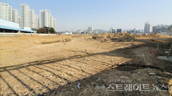 ◇'북수원자이 렉스비아' 현장. 사진은 주출입구 예정지서 남→북 구도로써 촬영됐다. (사진=이준혁 기자)