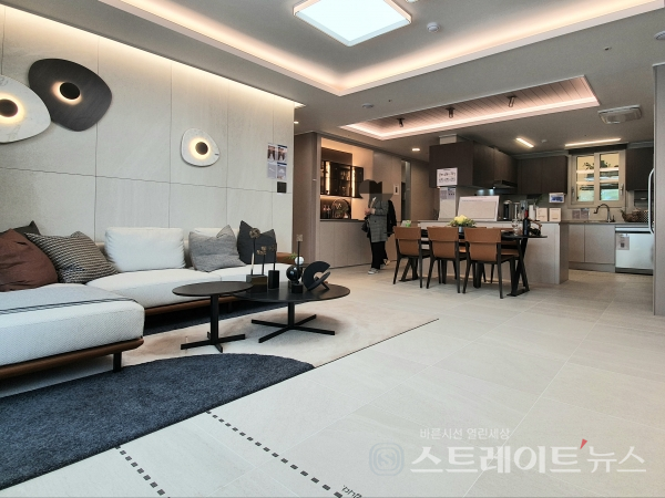 ◇'북수원자이 렉스비아' 견본주택 내 84㎡A형 유니트 중 거실 및 주방. 거실→주방 구도로써 촬영했다. (사진=이준혁 기자)