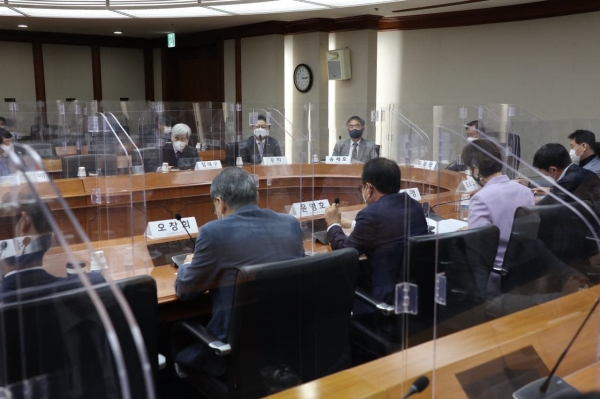 국회 관광포럼(대표: 도종환, 이광재, 송재호 의원)이  26일 오후 한국수출입은행 대회의실에서 코로나로 피해가 심각한 관광업계의 코로나 극복과 대책 마련을 위한 ‘국회-관광업계 긴급현안 간담회’를 개최하고 있다.(사진=송재호 의원실)