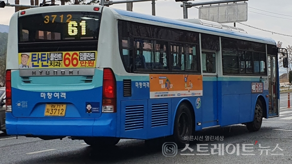 ◇'창원 마창대교 반도유보라 아이비파크' 인근을 지나는 창원 시내버스 61번. (사진=이준혁 기자)