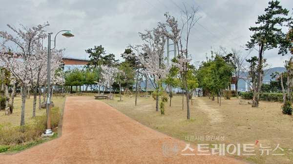 ◇'창원 마창대교 반도유보라 아이비파크' 인근의 가포해안변공원. (사진=이준혁 기자)