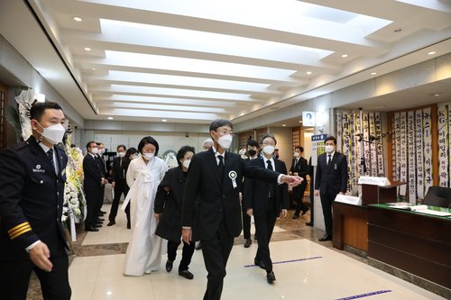 28일 신동원 농심 부회장을 비롯한 유가족이 고 신춘호 회장의 입관식에 참석하기 위해 분향소를 나서고 있다.