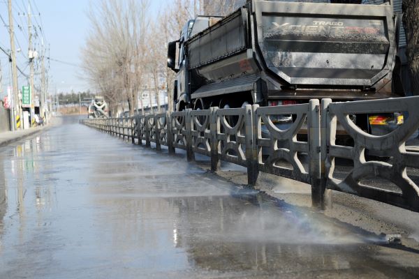 공업단지 고정형 비산먼지 저감장치를 가동하는 모습. 사진=부천시 제공