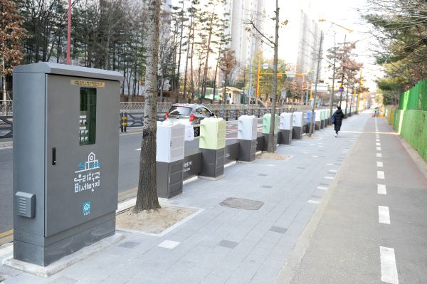 상일초등학교 통학로 100m 구간에 설치된 안전휀스 연계형 ACF 공기정화장치. 사진=부천시 제공