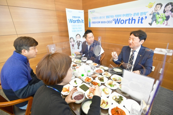 권준학 은행장(사진 오른쪽)과 데이터사업부 직원들이 26일 서울시 중구에 위치한 농협은행 본사에서 오찬을 함께하는 모습(제공=NH농협은행)