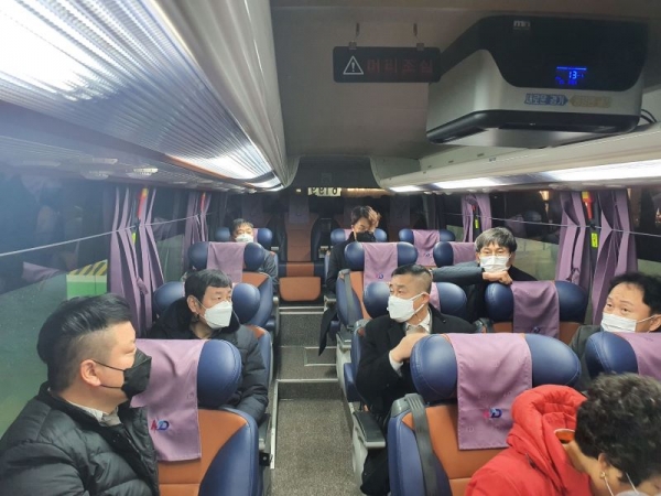 경기도 환경국장 및 관계자 버스 시승한 모습. 사진=경기도청 제공