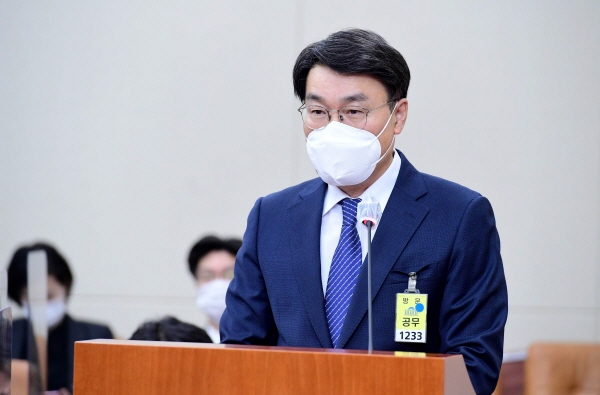 최정우 포스코 회장이 지난달 22일 서울 여의도 국회에서 열린 환경노동위원회 산업재해관련 청문회에서 의원 질의에 답하고 있다.&nbsp;