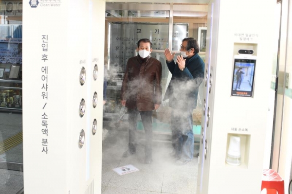 유천호 강화군수가 지난 10일 강화초등학교을 방문해 코로나19 관련 현장을 점검하고 있다. 사진=강화군 제공