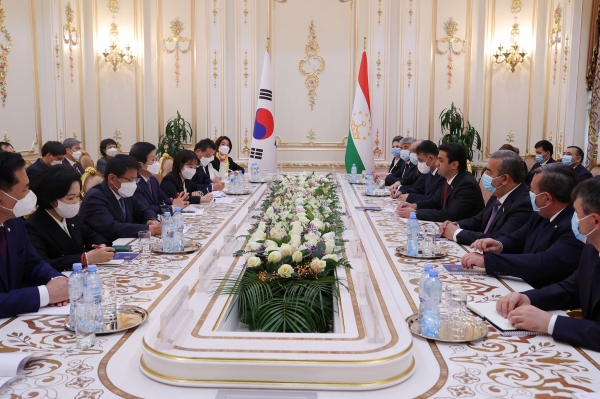 박병석 국회의장은 4월 1일 오전(현지시간) 타지키스탄 수도 두샨베에서 루스탐 에모말리 상원의장과의 회담을 하고 있다.(사진=국회)