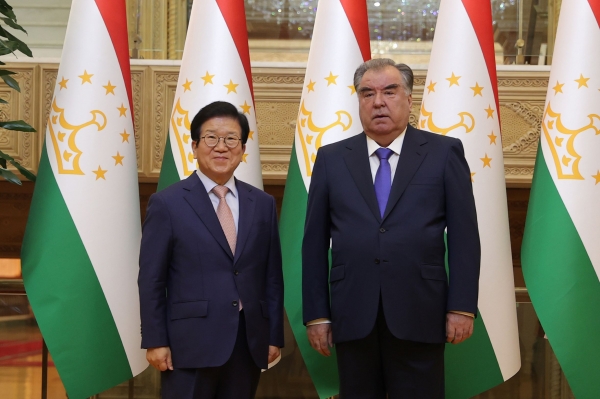중앙아시아를 순방 중인 박병석 국회의장은 1일 오후(현지시간) 타지키스탄 대통령궁에서 라흐몬 대통령을 만나고 있다. (사진=국회)