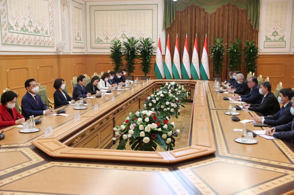 박병석 국회의장과 에모말리 라흐몬 타지키스탄 대통령이 양국의 우호관계를 재확인하고, 한국의 자본·기술과 타지키스탄의 자원을 결합하는 ‘윈-윈’(win-win) 경제협력을 추진키로 의견을 모으고 있다.(사진=국회)