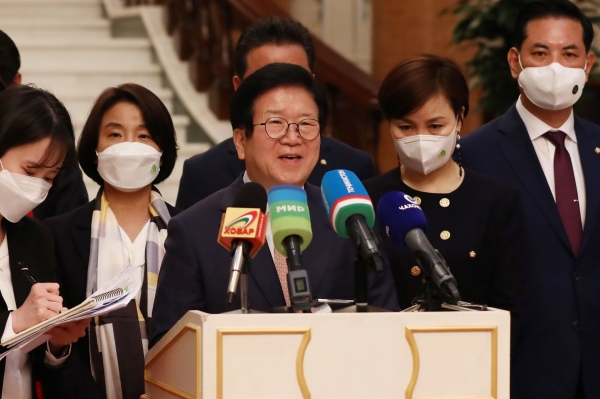 박병석 의장이 면담 후 현지 언론인 20여 명과 즉석 브리핑을 갖고 있다.(사진=국회)