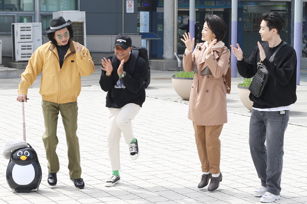기차로의 출연진인 개그맨 박성호와 가수 이만복, 배우 백현숙과 성현이 첫 촬영에 함께 했다.