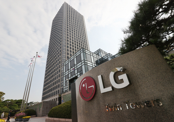LG전자가 5일 모바일사업을 종료하기로 최종적으로 결정했다.
