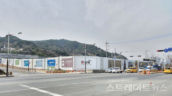 ◇'김해율하 더스카이시티 제니스&프라우' 현장. 사진은 공사현장 건너에서 남동→북서 구도로써 촬영됐다. (사진=이준혁 기자)