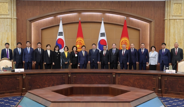 박병석 국회의장이  5일  마미토프 국회의장과의 단독 면담에 이어 확대 회담을 하고 있다.
