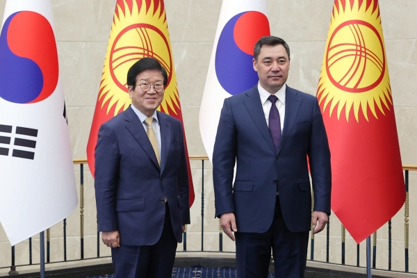 박병석 국회의장은 국가서열 1위인 자파로프 대통령과 만나 함께하고 있다.(사진=국회)