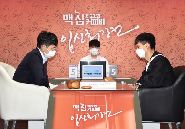 김지석 9단(왼쪽)이 지난 5일 개최된 제22회 맥심커피배 입신최강전 결승 2국에서 전기 우승자인 이지현 9단을 꺾고 최종 승리를 거뒀다.