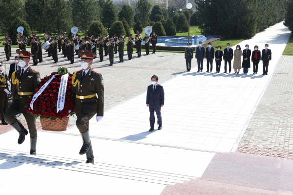 박 의장은 타슈켄트 독립광장을 찾아 독립기념비에 헌화하고 있다.(사진=국회)