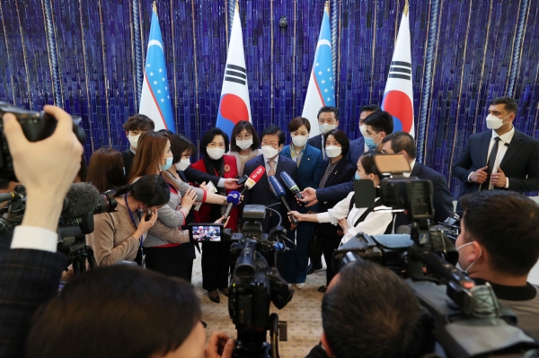 박병석 국회의장은 회담 이후 현지언론과 인터뷰를 갖고 회담성과를 설명하고 있다.(사진=국회)
