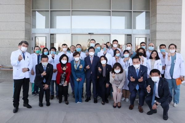 박병석  의장이 한국의 지원으로 타슈켄트에 건설된 국립아동병원을 찾아 현지 의료인들을 격려하고 있다.(사진=국회)