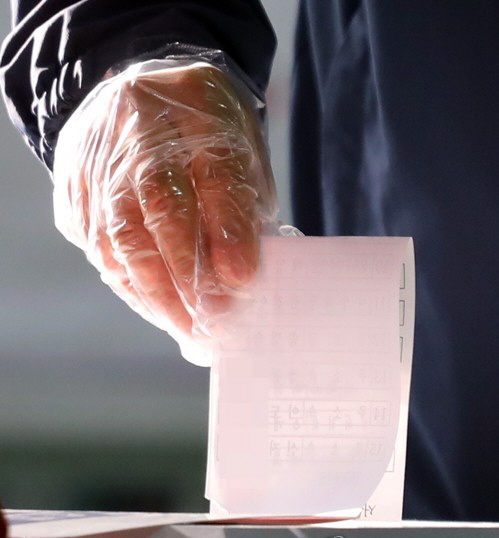 4·7 재보궐 선거일인 7일 양천구 양천중학교 투표소에서 한 시민이 투표하고 있다.