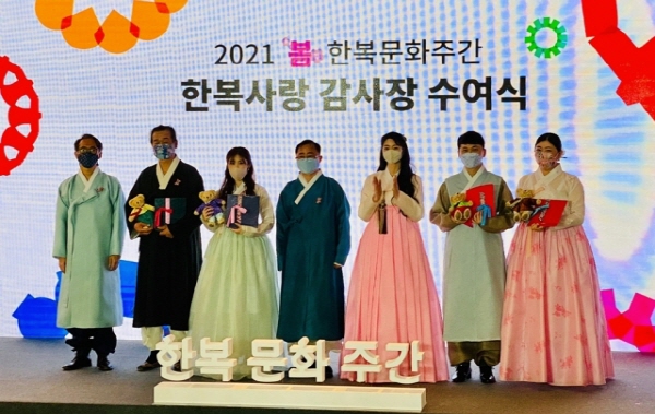 라이엇 게임즈가 문화체육관광부와 한국공예·디자인문화진흥원 한복진흥센터로부터 '한복사랑 감사장'을 수상했다. 라이엇 게임즈 제공