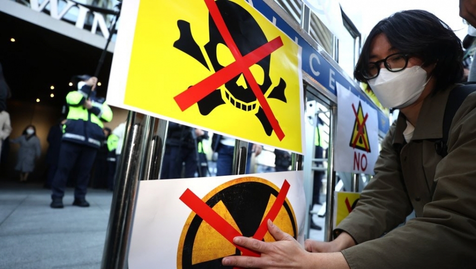 14일 서울 종로구 일본대사관 앞에서 대학생기후행동 관계자 등이 일본 정부의 후쿠시마 원전 폐수 방류 결정을 규탄하며 대사관 앞 경찰펜스에 팻말을 붙이고 있다.