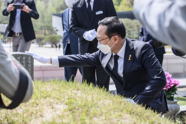 더불어민주당 홍영표 의원이 14일 당대표 출마선언 이후 첫 공식 일정으로 15일 오전 광주 망월동 국립 5·18 민주묘지를 찾아 참배하고 있다. (사진=홍영표 의원실)