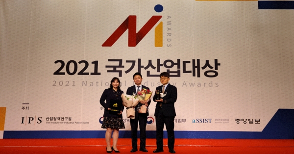 한국가스기술공사 신성장사업처 송민호 처장(가운데)이 수상 후 기념촬영을 하고 있다.