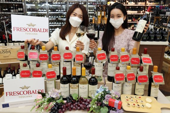 15일 오전 이마트 용산점 와인매장에서 '프레스코발디' 와인 4종을 소개하고 있다. 이마트 제공.