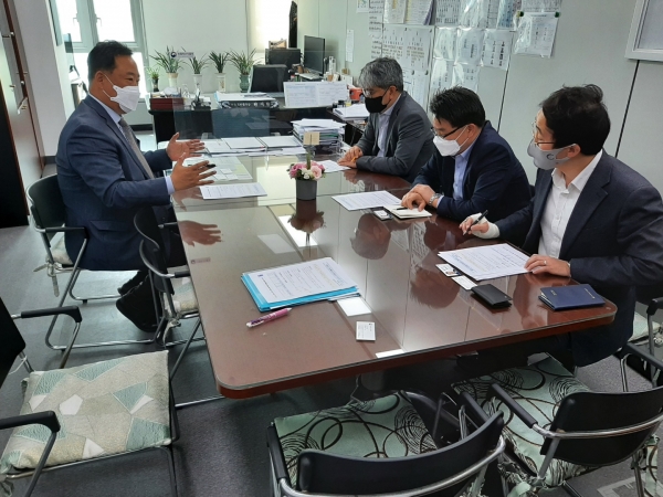 더불어민주당 어기구 국회의원(충남 당진시)이 15일 농식품부를 방문 관계자들과 지역현안을 논의하고 있다.(사진=어기구 의원실)